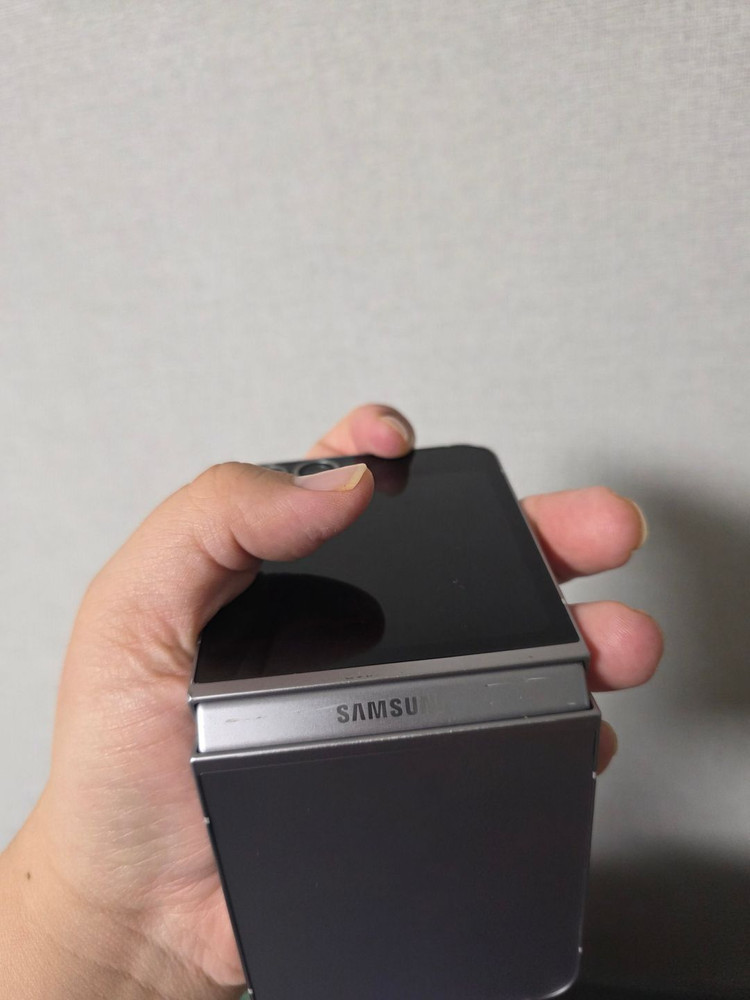 갤럭시 Z플립6 실버 256기가 액정새상품 팝니다 이미지