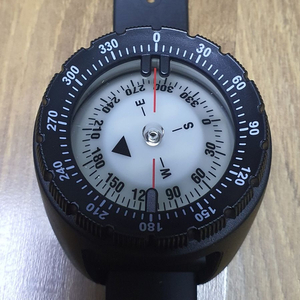 손목에 착용하는 수중 나침반(COMPASS) 팝니다.
