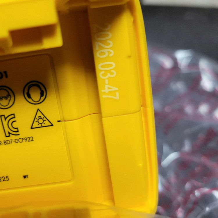 디월트 임팩렌치 922본체--1