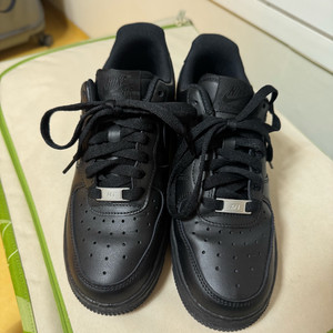 (W) 나이키 에어포스 107 로우 트리플 블랙 235 사이즈 판매합니다.