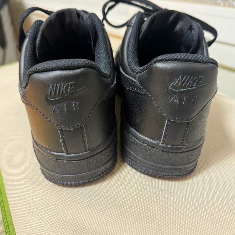 (W) 나이키 에어포스 107 로우 트리플 블랙 235 사이즈 판매합니다.--2