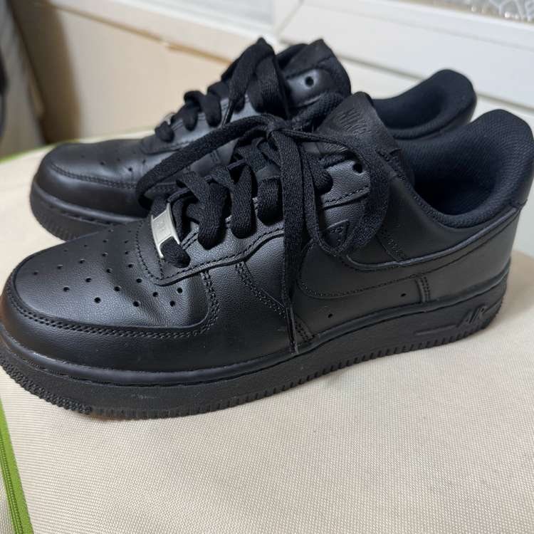 (W) 나이키 에어포스 107 로우 트리플 블랙 235 사이즈 판매합니다.--3