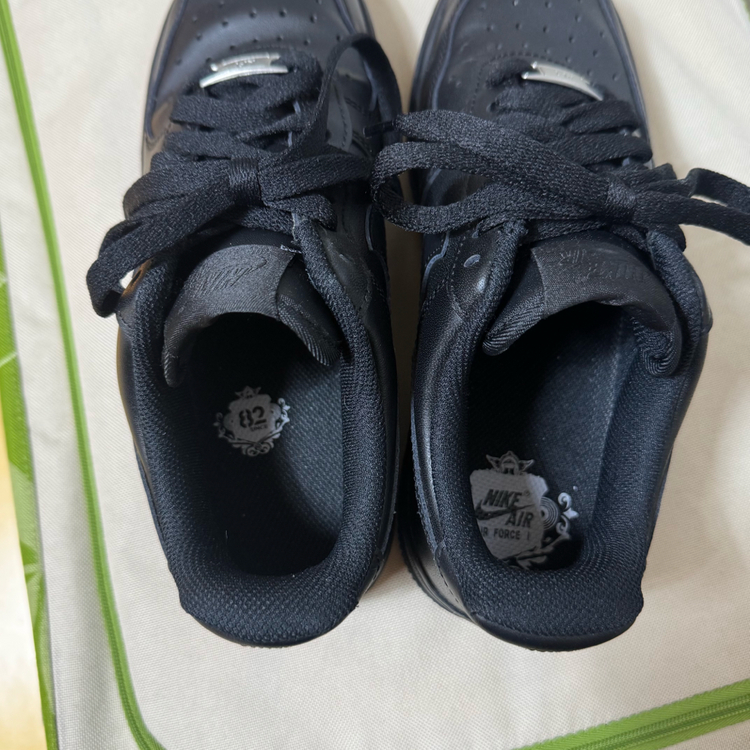 (W) 나이키 에어포스 107 로우 트리플 블랙 235 사이즈 판매합니다.--4