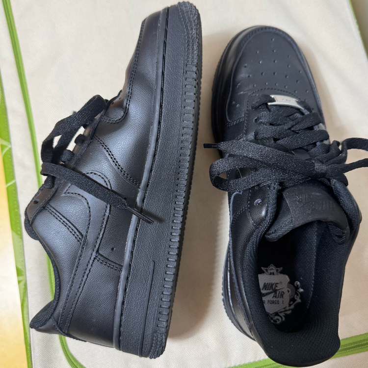 (W) 나이키 에어포스 107 로우 트리플 블랙 235 사이즈 판매합니다.--5