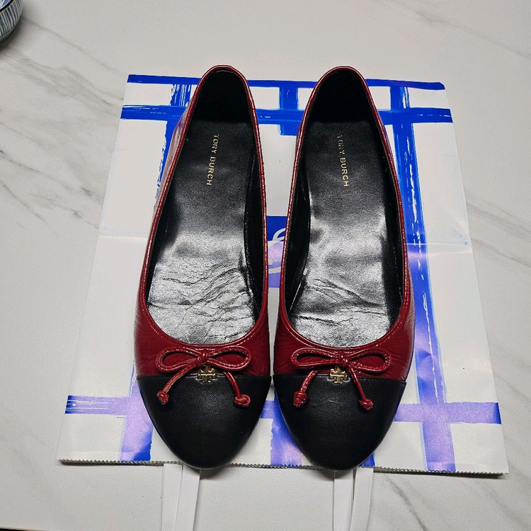 (일반택배포함)토리버치 캡토 플랫슈즈 37-240 사용감있지만 전체적으로 봐줄만하고 이염없어요 이미지