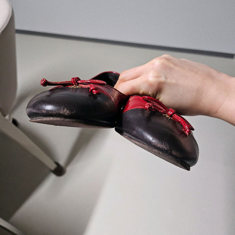 (일반택배포함)토리버치 캡토 플랫슈즈 37-240 사용감있지만 전체적으로 봐줄만하고 이염없어요 이미지