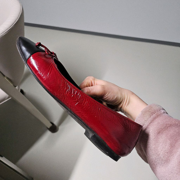 (일반택배포함)토리버치 캡토 플랫슈즈 37-240 사용감있지만 전체적으로 봐줄만하고 이염없어요 이미지