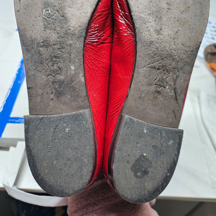 (일반택배포함)토리버치 캡토 플랫슈즈 37-240 사용감있지만 전체적으로 봐줄만하고 이염없어요 이미지