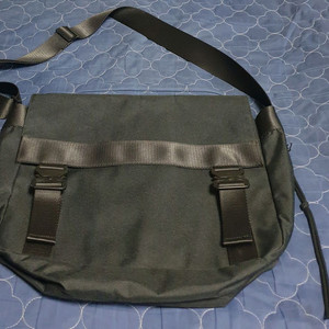 메종미네드 투버클 메신저 크로스백 블랙 이미지