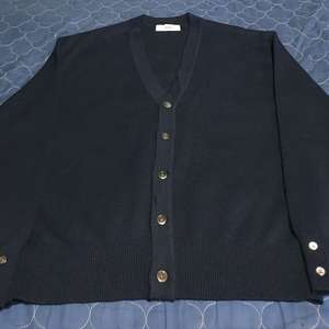 엘무드 오디너리 크롭 브이넥 가디건 네이비 (50사이즈) 이미지