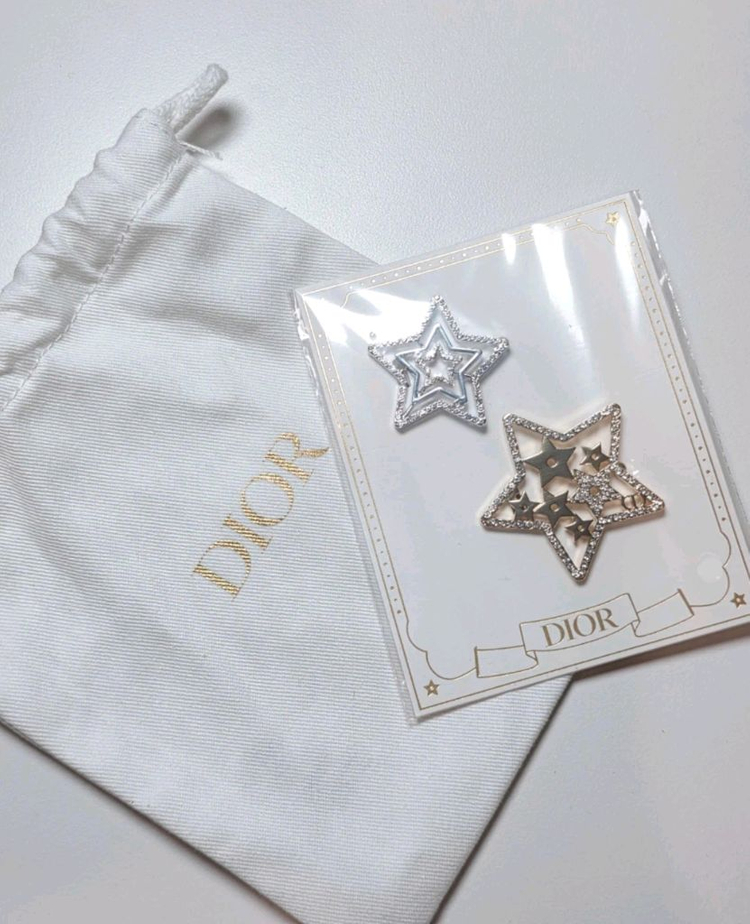(미사용새제품) 디올 홀리데이 에디션 별 모양 헤어 클립 2종 화이트 천파우치--2