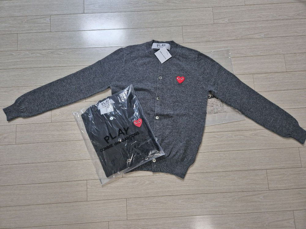 쿨거래시 23만택포! 미착용 새제품 정품 꼼데가르송 PLAY 레드하트 가디건 남여공용--1