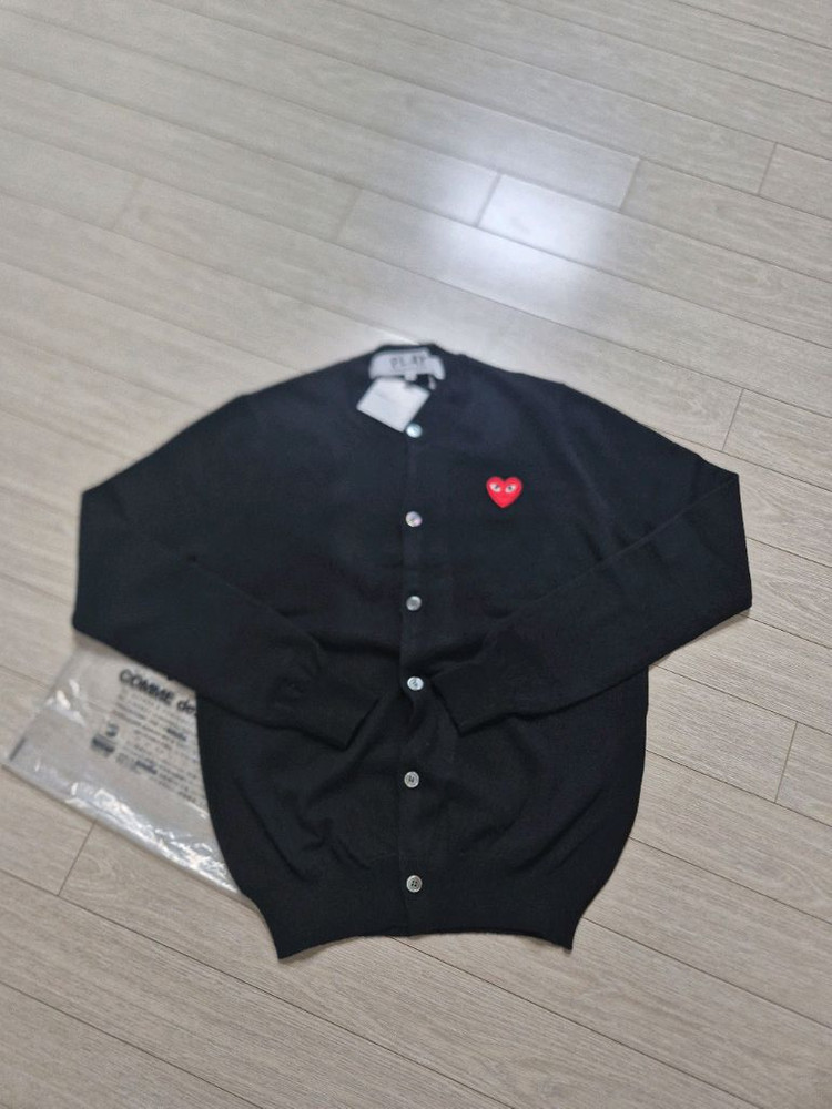 쿨거래시 23만택포! 미착용 새제품 정품 꼼데가르송 PLAY 레드하트 가디건 남여공용--5