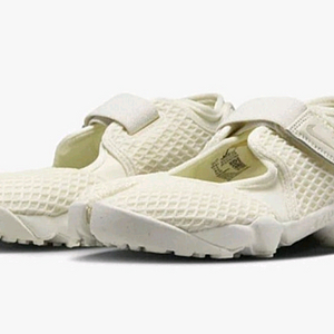 쿨거래시 7만5천택포! 정가 149,000원 미착용 새제품 정품 나이키 에어리프트 사이즈 240 아이보리