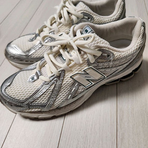 새상품급)뉴발란스 운동화 1906 M1906REE 사이즈275몇번 안신어서 깨끗해요에눌문의 사절여러 중고사이트에도 이미지