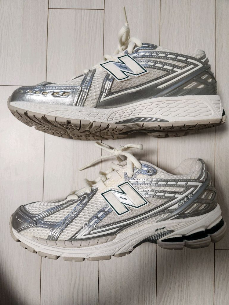 새상품급)뉴발란스 운동화 1906 M1906REE 사이즈275몇번 안신어서 깨끗해요에눌문의 사절여러 중고사이트에도 이미지