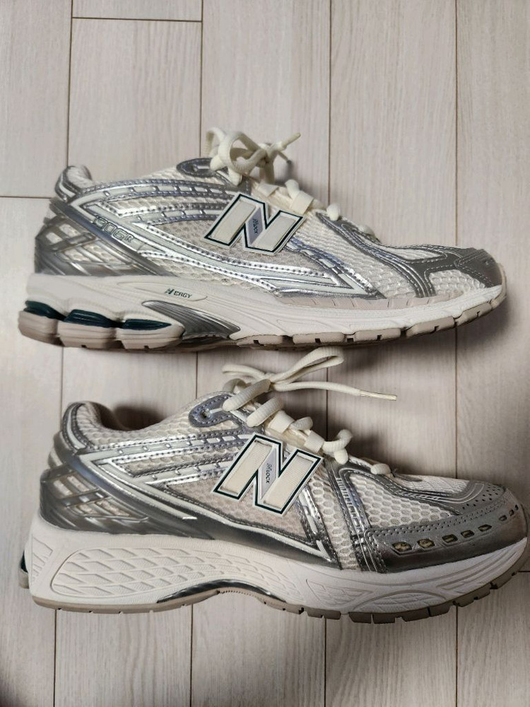 새상품급)뉴발란스 운동화 1906 M1906REE 사이즈275몇번 안신어서 깨끗해요에눌문의 사절여러 중고사이트에도 이미지