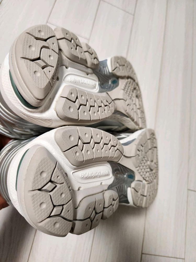 새상품급)뉴발란스 운동화 1906 M1906REE 사이즈275몇번 안신어서 깨끗해요에눌문의 사절여러 중고사이트에도 이미지