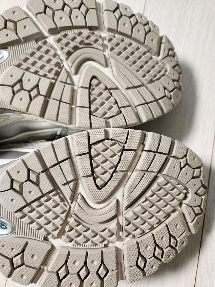 새상품급)뉴발란스 운동화 1906 M1906REE 사이즈275몇번 안신어서 깨끗해요에눌문의 사절여러 중고사이트에도 이미지