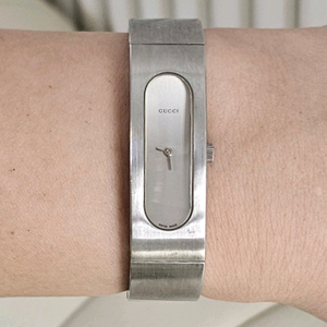 구찌 은장 2400s 여성 스틸 뱅글 시계 손목시계 여자 팔찌 이미지