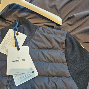몽클레어니트패딩 새거임 25년구입