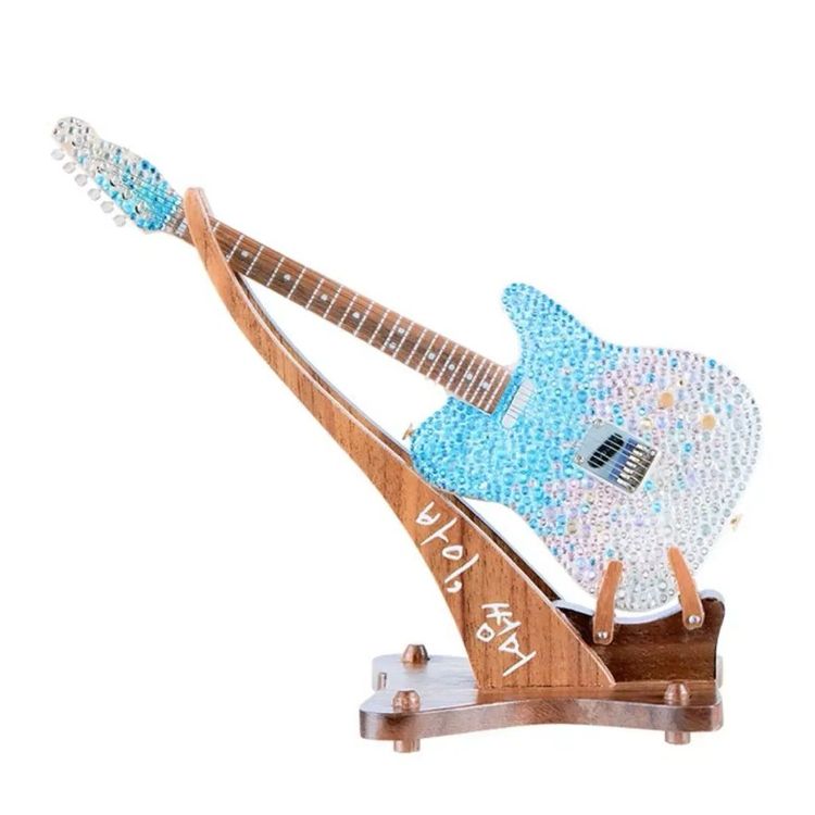 아이유 바이썸머 기타 미니어쳐 피규어 이미지