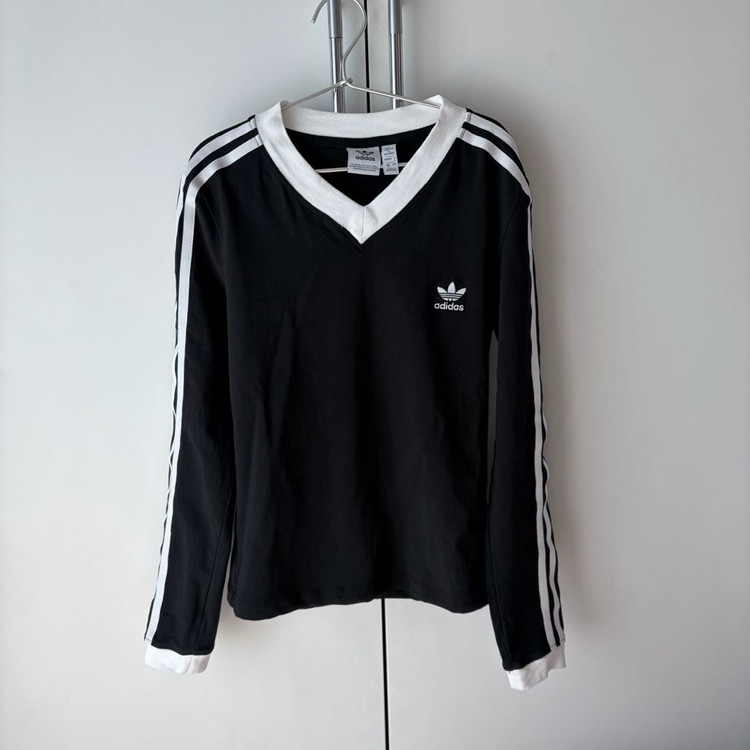 여성용 블랙 롱슬리브 티셔츠 이미지