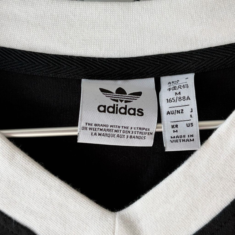 여성용 블랙 롱슬리브 티셔츠 이미지