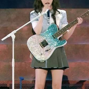 아이유 바이썸머 기타 미니어쳐 피규어 이미지