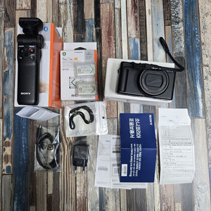 컴팩트 디지털카메라 소니 ZV-1M2 슈팅그립 세트 팝니다, 풀박 정품 배터리 2개