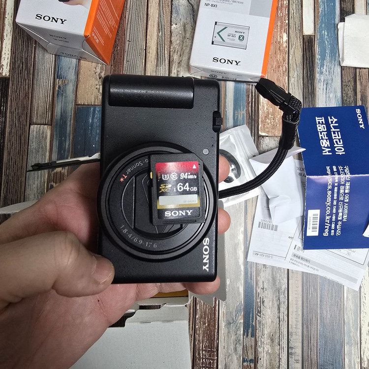 컴팩트 디지털카메라 소니 ZV-1M2 슈팅그립 세트 팝니다, 풀박 정품 배터리 2개--2