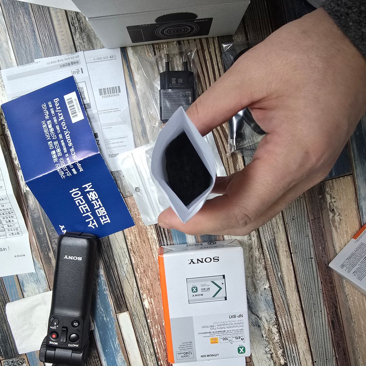 컴팩트 디지털카메라 소니 ZV-1M2 슈팅그립 세트 팝니다, 풀박 정품 배터리 2개--3