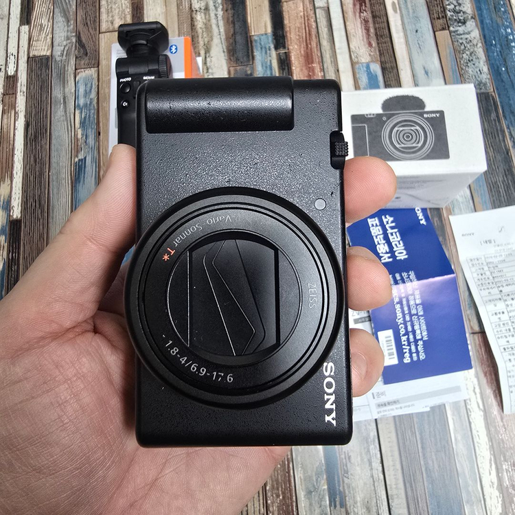 컴팩트 디지털카메라 소니 ZV-1M2 슈팅그립 세트 팝니다, 풀박 정품 배터리 2개--5