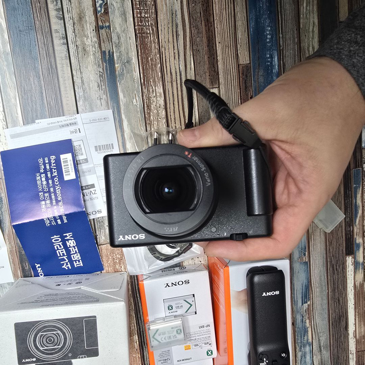 컴팩트 디지털카메라 소니 ZV-1M2 슈팅그립 세트 팝니다, 풀박 정품 배터리 2개--4