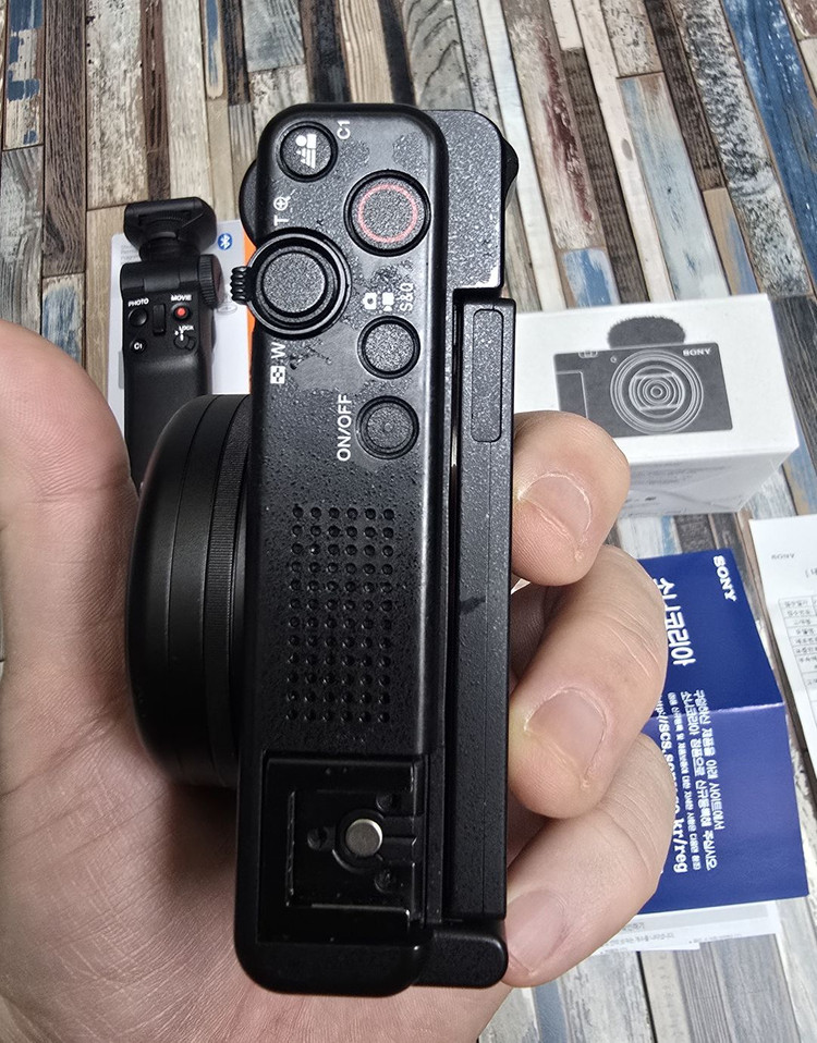 컴팩트 디지털카메라 소니 ZV-1M2 슈팅그립 세트 팝니다, 풀박 정품 배터리 2개--7