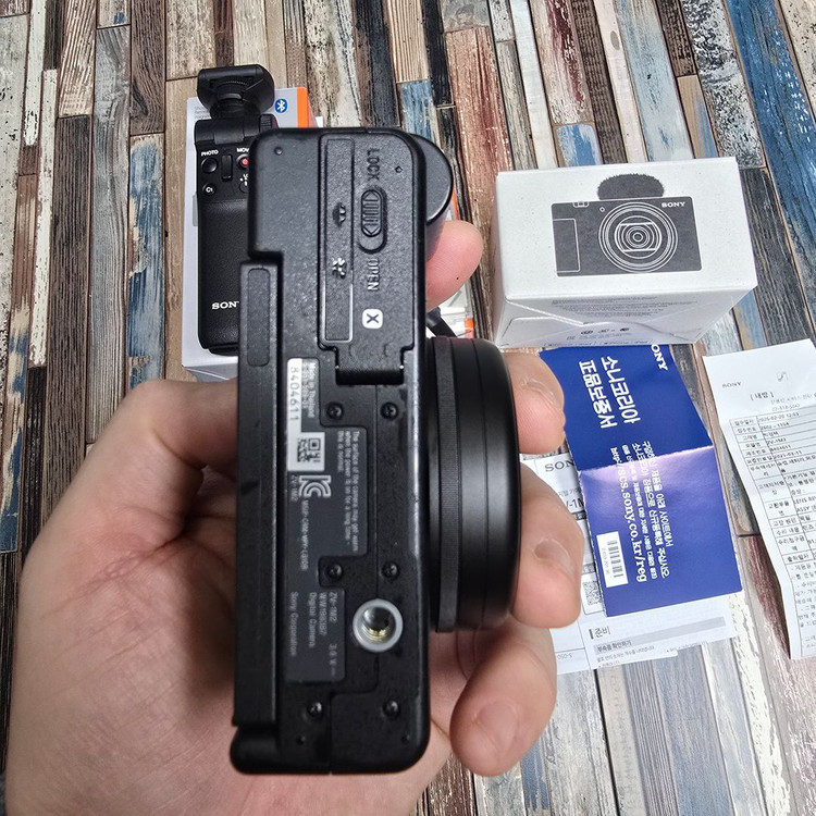 컴팩트 디지털카메라 소니 ZV-1M2 슈팅그립 세트 팝니다, 풀박 정품 배터리 2개--6