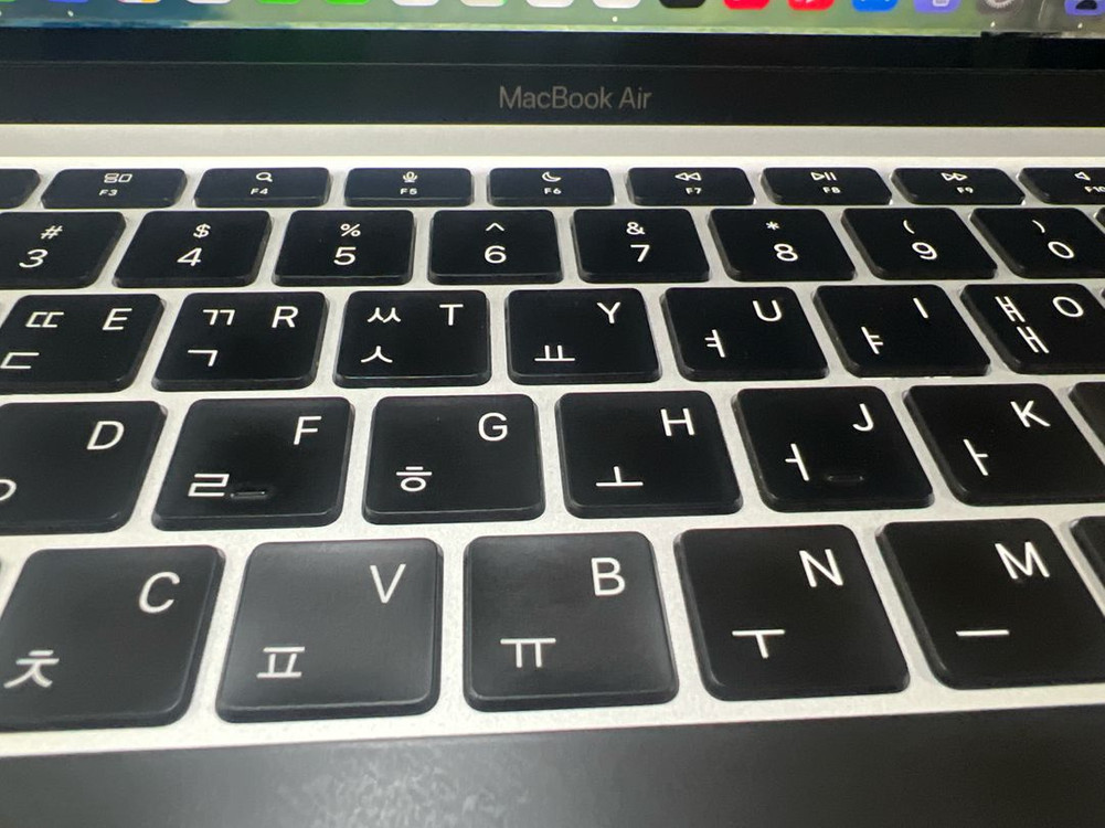 맥북에어 M1칩 8GB/256GB A급--4