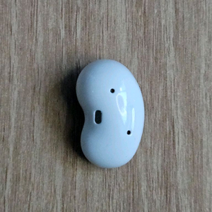 갤럭시 버즈라이브 화이트 왼쪽 유닛 이미지