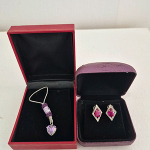 자수정 큐빅 장식의 귀걸이와 하트 모양 자수정팬던트 목걸이 세트입니다액세서리 풀세트로팝니다 이미지