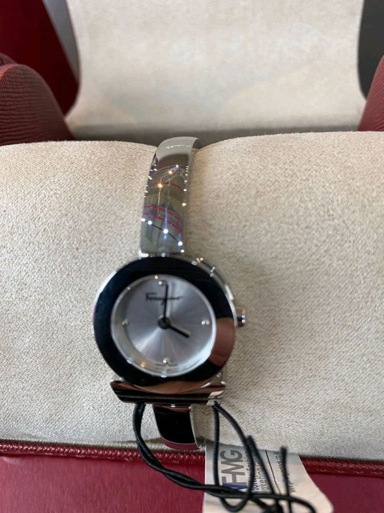 페라가모 간치니 시계 이미지