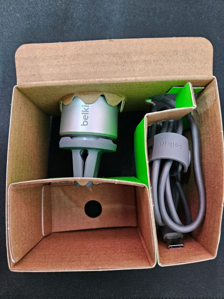 [민트] 벨킨 부스트업 15W 멕세이프 차량용 충전기 송풍구형 판매합니다--2