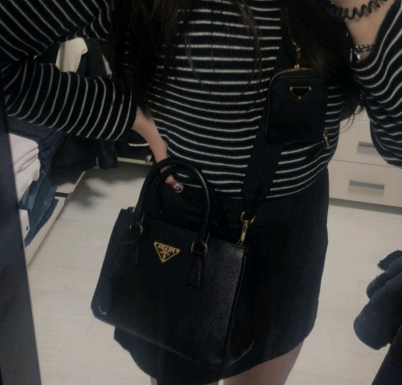 프라다 갤러리아 스몰크로스백숄더백사피아노럭스미니테수토호보버킷복조리 구찌루이비통발렌시아가디올셀린느샤넬가방생로랑에르메스--4