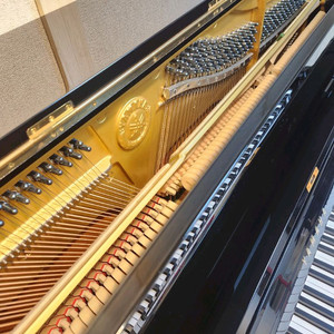 Made in Japan YAMAHA U1 Upright Piano 이미지