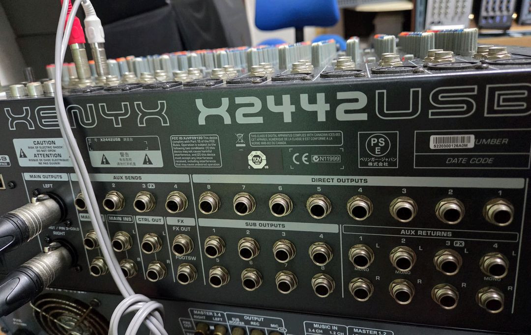 베링거 음향믹서기 16채널 팝니다 이미지