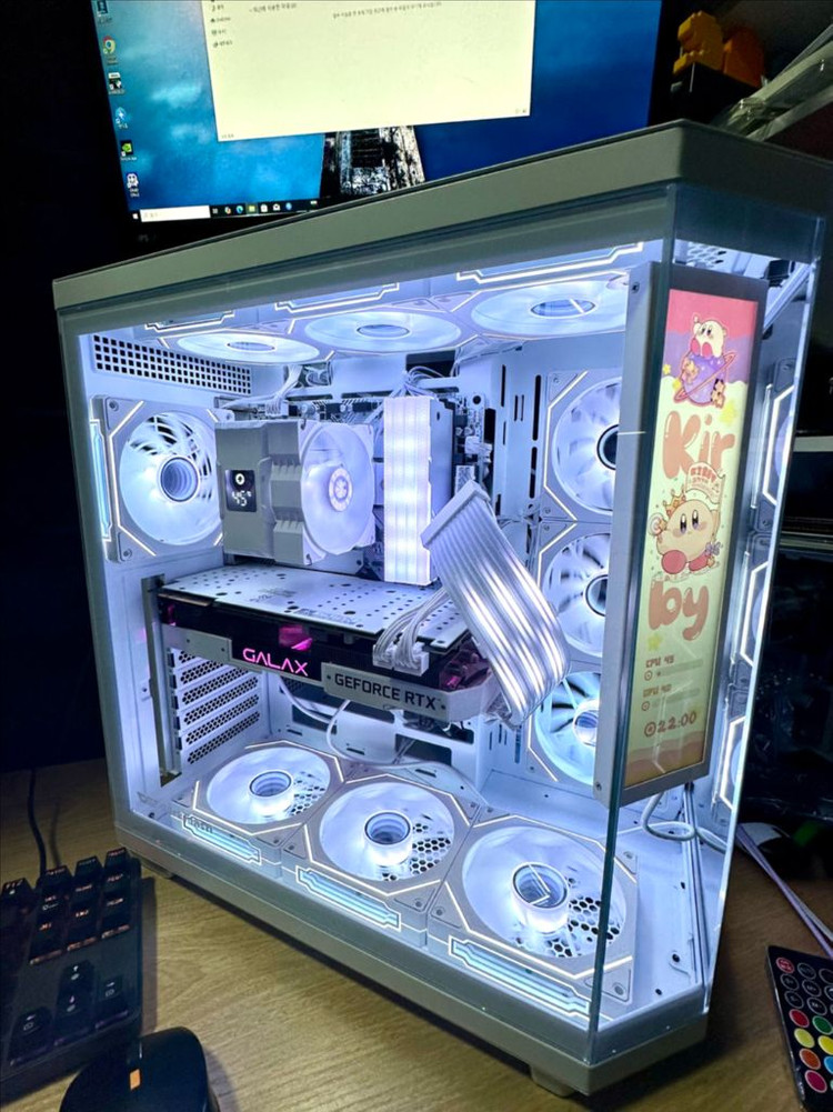 RTX 5060 새 그래픽카드 장착! 화이트 감성 게이밍 PC 완성형 이미지
