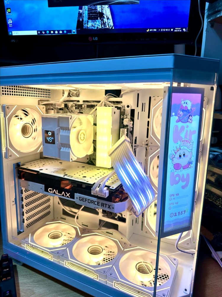 RTX 5060 새 그래픽카드 장착! 화이트 감성 게이밍 PC 완성형 이미지