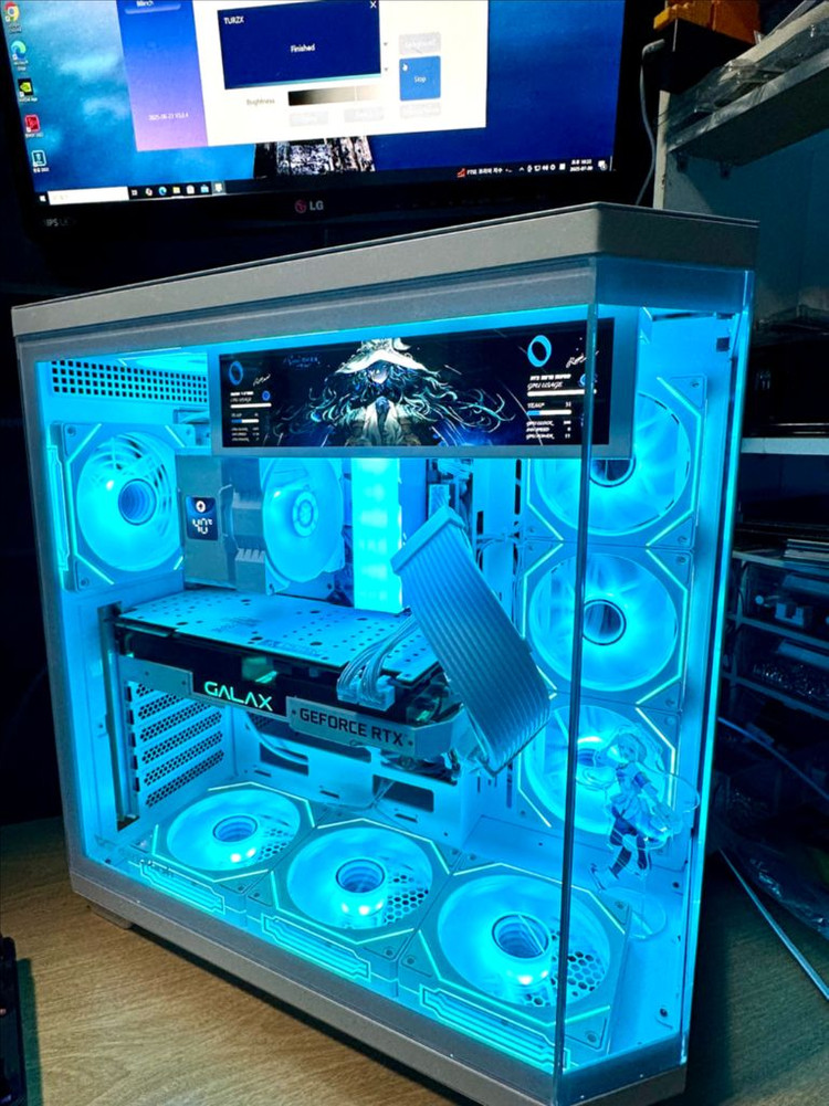 RTX 5060 새 그래픽카드 장착! 화이트 감성 게이밍 PC 완성형 이미지