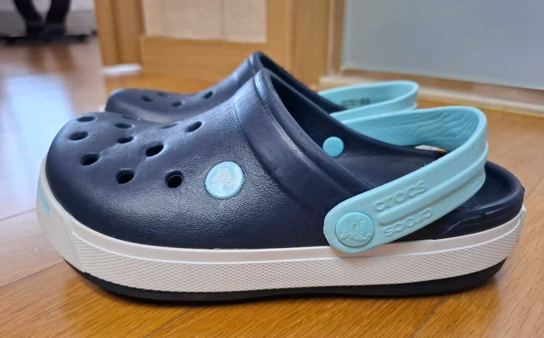 크록스 키즈 J3, 220사이즈 정품 팔아요.--1