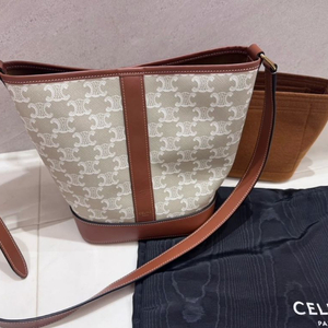 셀린느 트리오페 버킷백 스몰 카프스킨 이미지