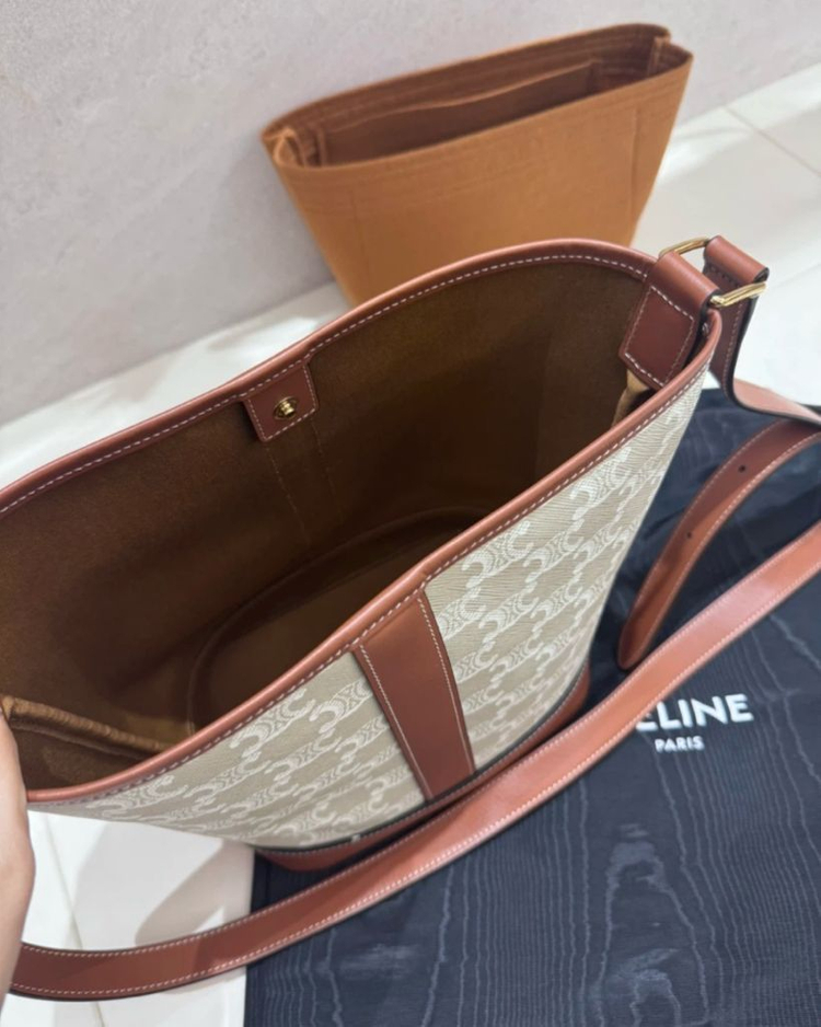 셀린느 트리오페 버킷백 스몰 카프스킨 이미지